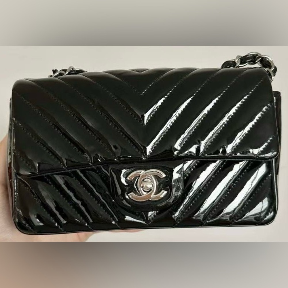 Authentic Quilted chanel mini Black patent leather